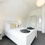 Bella, Two Bedroom Apartment Close To The Beach